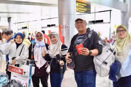 El Aeropuerto Internacional de Lien Khuong recibe su primer vuelo internacional desde Malasia tras reanudar operaciones.