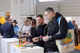 Turistas extranjeros conocen las propuestas de Vietnam en la Feria Internacional de Turismo de Berlín 2026. (Foto: VNA)