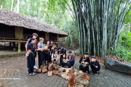 Turistas internacionales en la aldea de Thai Hai, comuna de Tan Cuong (Thai Nguyen). (Foto: VNA)