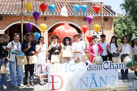 Representantes de medios de comunicación y creadores de contenido participan en una actividad experiencial en la antigua aldea de Loc Yen, comuna de Thanh Binh. (Foto: Anh Quan)