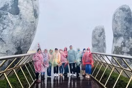 Turistas disfrutan de la temporada de lluvias en Da Nang. (Foto: hanoimoi.vn)