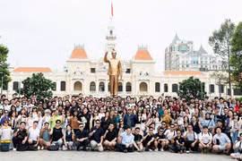 Un grupo de turistas MICE de Indonesia se toma fotos en el Parque del Monumento al Presidente Ho Chi Minh, en la homónima ciudad vietnamita, el 6 de mayo de 2025. (Foto: Nhan Dan)