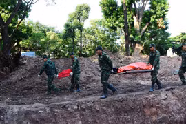 Las fuerzas realizan la labor de búsqueda y recolección de restos de mártires de guerra en el parque de Le Thi Rieng. (Foto: Nhan Dan)
