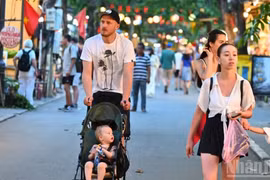 Turistas europeos visitan Hoi An. (Foto: The Dai)