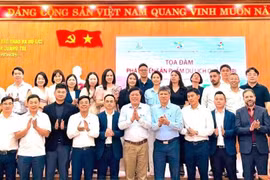 Representantes del sector turístico y de empresas de viajes de Quang Tri y Khanh Hoa asistentes al seminario sobre el desarrollo de productos turísticos en Quang Tri. (Foto: DL)