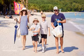 Turistas internacionales en la playa de Kem, en la Zona Económica Especial de Phu Quoc, en la provincia de An Giang. (Foto: VNA)