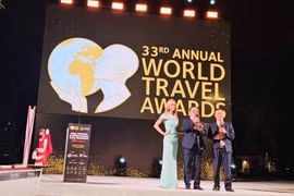 Representantes del Parque Nacional Phong Nha-Ke Bang reciben los dos premios World Travel Awards 2026 el 27 de septiembre en Maldivas. (Foto: HN)