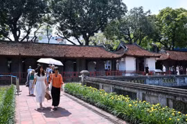 Turistas visitan el Monumento Nacional Especial Van Mieu-Quoc Tu Giam (Hanói). (Foto: Tran Hai)