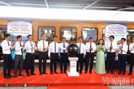 Los delegados presionan el botón para inaugurar el tren turístico “Phong Nha – Antigua capital imperial de Hue: Ruta del Patrimonio Mundial”. (Foto: Nhan Dan)