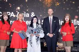 Ho Ngoc Yen Phuong, vicepresidenta del Consejo de Administración y directora financiera (CFO) del Grupo Vietjet, recibe en representación de la aerolínea el premio otorgado por CAPA. (Foto: BAO VY)