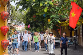 Turistas internacionales visitan el casco antiguo de Hoi An, en la ciudad de Da Nang. (Foto: VNA)