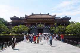 Turistas visitan la Ciudadela Imperial de Hue. (Foto: VNA)