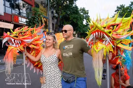 El festival callejero "Colores de los Cinco Continentes" tuvo lugar en la calle peatonal del lago Hoan Kiem, atrayendo a un gran número de lugareños y visitantes internacionales. (Foto: VNA)