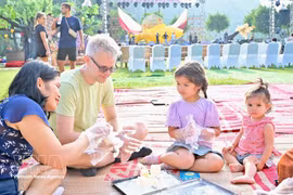 Turistas internacionales participan con entusiasmo en las actividades relacionadas con el Festival del Medio Otoño. (Foto: VNA)
