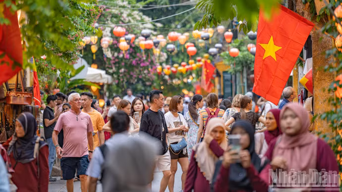 [Foto] Casco antiguo de Hoi An atrae a visitantes en primer día del festivo por Día Nacional