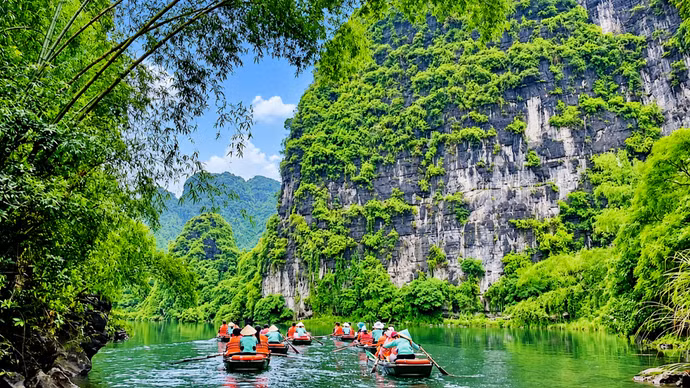 Turistas en Trang An, provincia de Ninh Binh. (Foto: Nhan Dan)