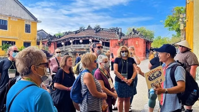 Turistas extranjeros en la ciudad de Da Nang (Foto: Nhan Dan)