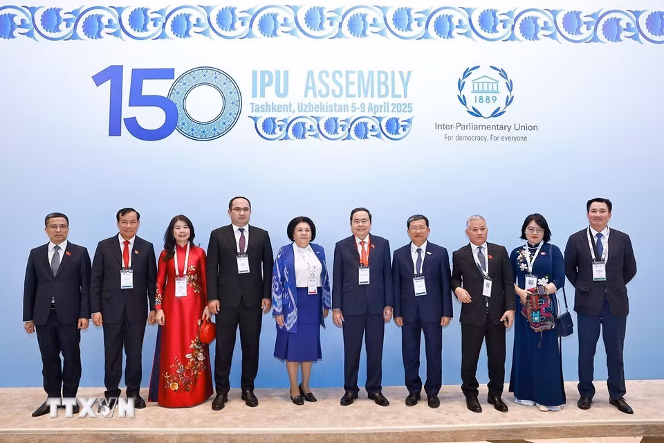 El presidente de la ANV, Tran Thanh Man (sexto desde la izquierda), y los delegados se toman una foto grupal. (Foto: VNA)