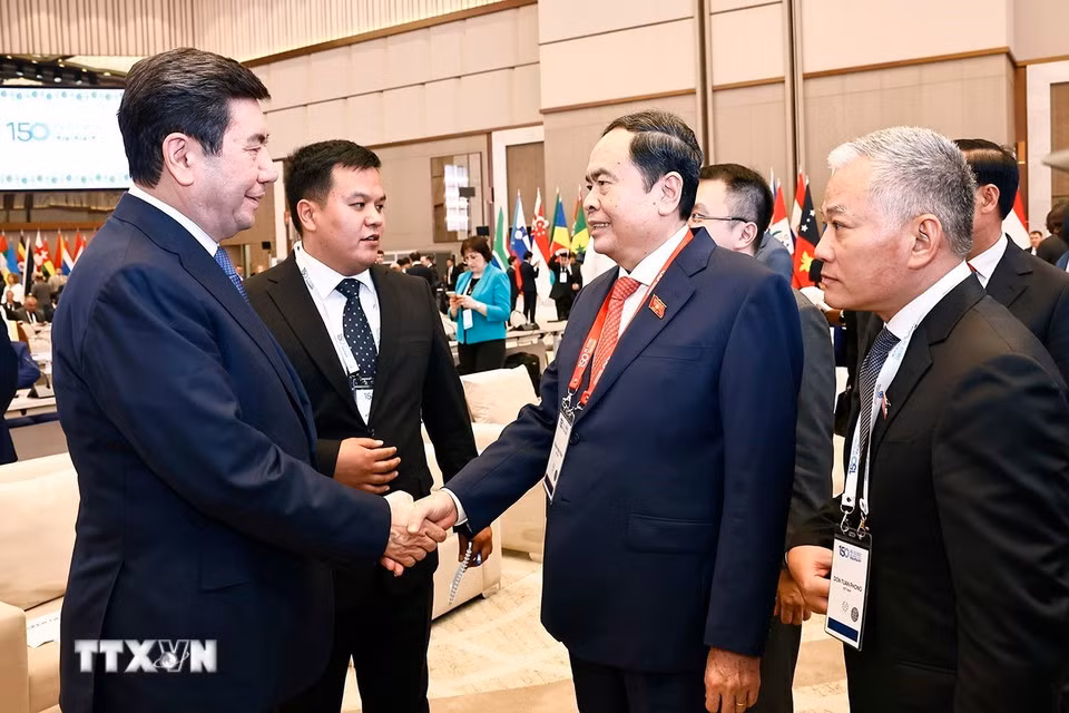 El presidente de la ANV, Tran Thanh Man, y otros delegados en la ceremonia inaugural del evento. (Foto: VNA)