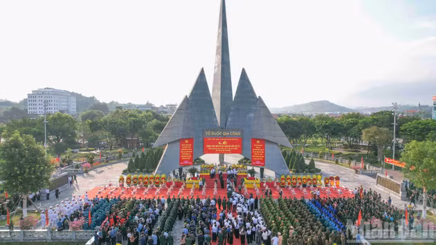 [Foto] Vicepremiera asiste a ceremonia de entierro de restos de mártires en provincia de Lao Cai
