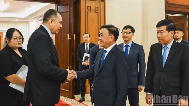 [Foto] Dirigente partidista de Vietnam recibe a delegación de Comisión de Servicio Público de Singapur