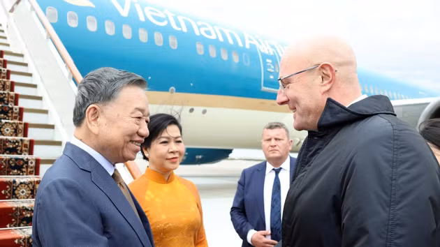 El viceprimer ministro de Rusia, Dmitry Chernyshenko, recibe al secretario general del Partido y presidente de Vietnam, To Lam, y a su esposa al pie de la escalerilla del avión en el aeropuerto de Vnukovo, en Moscú.
