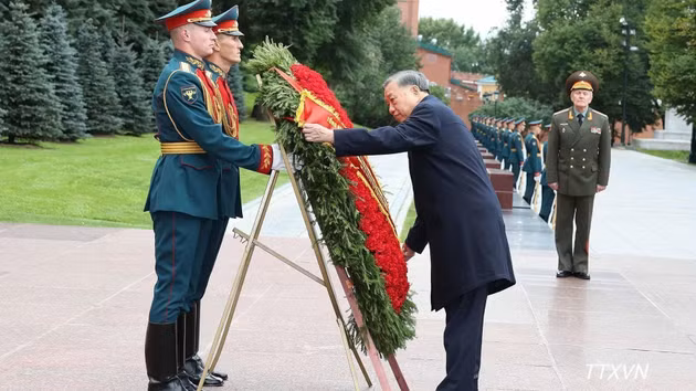 [Foto] Máximo dirigente vietnamita deposita flores en Tumba del Soldado Desconocido en Moscú