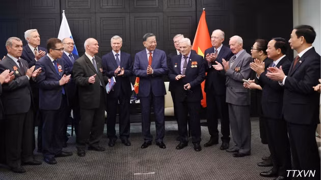 [Foto] Líder vietnamita recibe a representantes de las asociaciones de Veteranos de Guerra y de Amistad Rusia-Vietnam