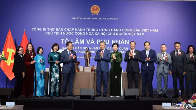 [Foto] Máximo dirigente vietnamita se reúne con compatriotas en Rusia