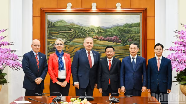 [Foto] Dirigente partidista vietnamita recibe a delegación del Partido Obrero Húngaro