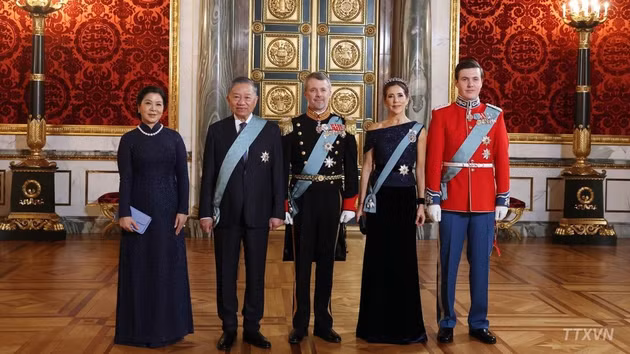 El secretario general del Partido Comunista y presidente de Vietnam, To Lam, y su esposa, Ngo Phuong Ly, posan para una foto junto a los reyes Federico X y María y el príncipe heredero Christian. 