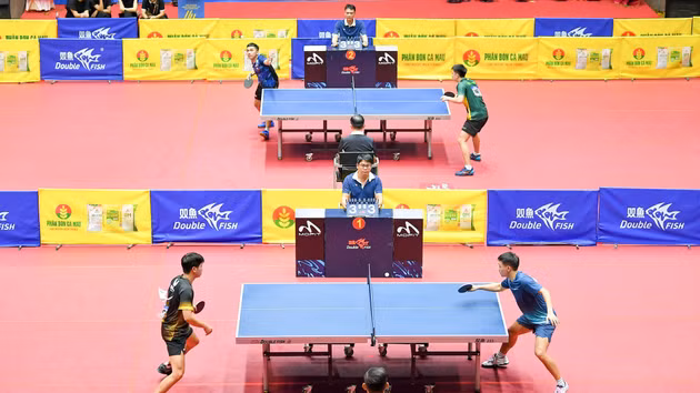 [Foto] Emocionantes duelos en las semifinales del Campeonato Nacional de Tenis de Mesa del periódico Nhan Dan
