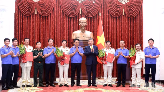 [Foto] Máximo dirigente entrega decisiones de nombramiento de fiscales de Vietnam