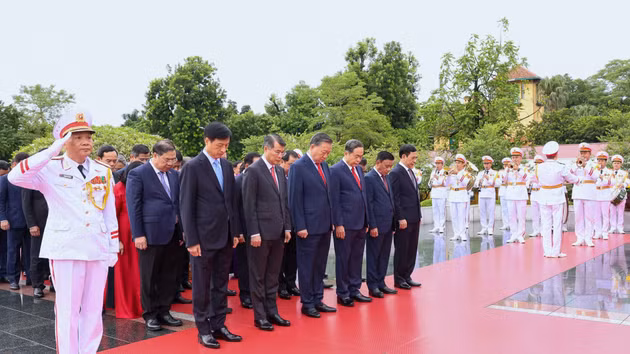 [Foto] Dirigentes del Partido y del Estado ofrecen incienso en memoria de los mártires