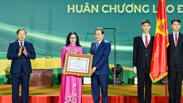 [Foto] Titular del Legislativo asiste al acto por el 70º aniversario de Academia de Agricultura de Vietnam