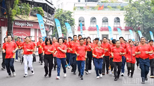 [Foto] Dirigente partidista de Vietnam asiste al lanzamiento de movimiento para fomentar práctica deportiva habitual
