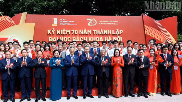 [Foto] Líder partidista asiste a ceremonia conmemorativa del 70º aniversario de Universidad de Ciencia y Tecnología de Hanói