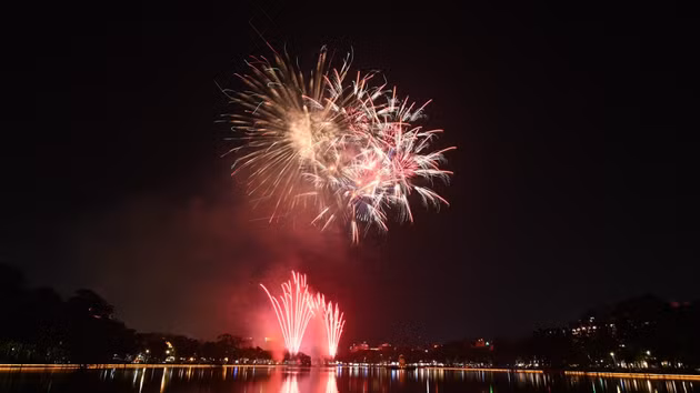 [Foto] Fuegos artificiales visten de gala el cielo de Hanói en el 72º aniversario del Día de la Liberación de la Capital