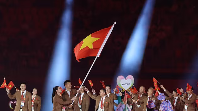 Bandera de Vietnam ondea durante ceremonia de apertura de XX Juegos Asiáticos