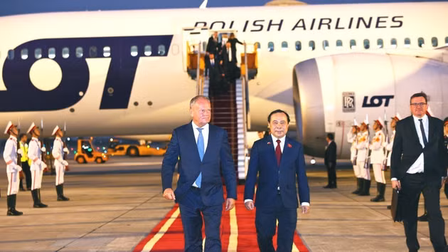 [Foto] Primer ministro de Polonia llega a Hanói para realizar una visita oficial a Vietnam
