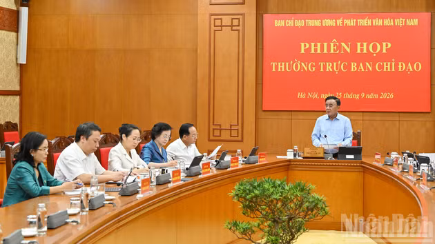 [Foto] Alto dirigente partidista preside reunión de Comité Directivo Central para el desarrollo de cultura vietnamita