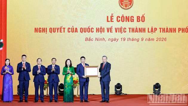El secretario general del Partido Comunista y presidente de Vietnam, To Lam, entrega la Resolución de la Asamblea Nacional sobre la creación de la ciudad de Bac Ninh a los dirigentes del territorio.