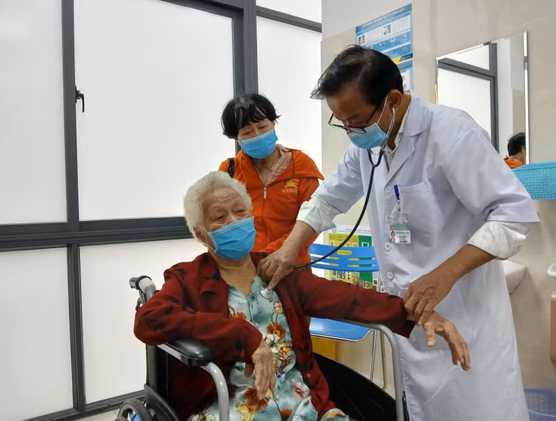 Una consulta de salud para un mayor de edad en la ciudad de Da Nang (Foto: VNA)