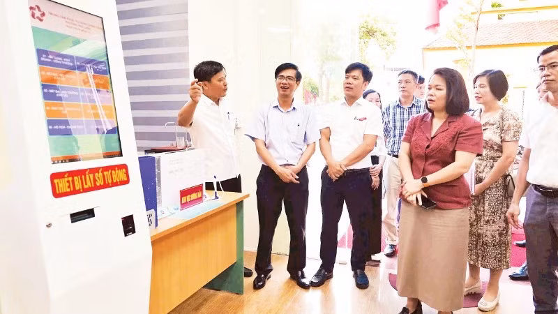 Delegación de trabajo del Ministerio de Ciencia y Tecnología inspecciona el Centro de Servicios Administrativos Públicos del barrio Phu Lien, en la ciudad de Hai Phong.