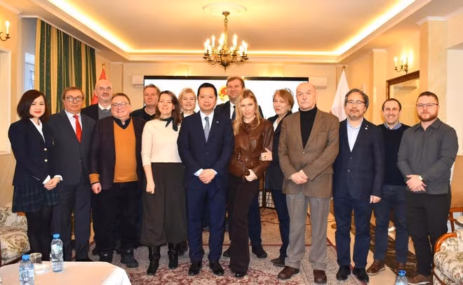 El embajador de Vietnam en Polonia con periodistas polacos (Foto; VNA)