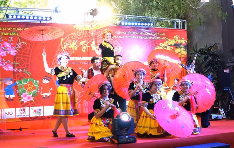 Una interpretación en la ceremonia de apertura del Festival Tet vietnamita 2025 en Bukit Bintang, Kuala Lumpur. (Foto: VNA)