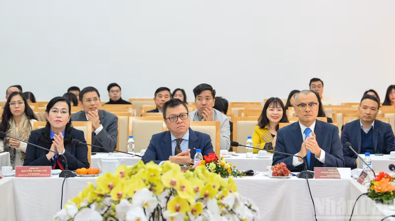 El presidente-editor del periódico Nhan Dan, subjefe de la Comisión de Propaganda y Movilización de Masas del Comité Central del PCV y titular de la Asociación de Periodistas del país, Le Quoc Minh; el jefe de la Comisión de Ciencia, Tecnología y Medio Ambiente de la Asamblea Nacional, Nguyen Thanh Hai; y el subjefe de la Comisión de Política y Estrategia del Comité Central del PCV, Pham Dai Duong. (Foto: The Dai)