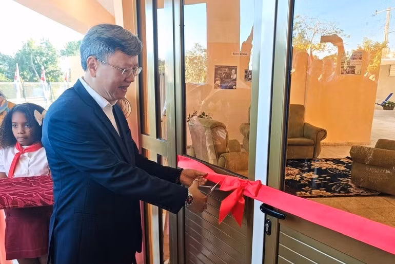 El embajador vietnamita en Cuba, Le Quang Long, corta la cinta inaugural. (Foto: Embajada de Vietnam en Cuba)