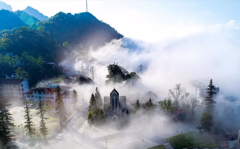 La iglesia de piedra, construida en 1895, ha sido restaurada y conservada intacta, convirtiéndose en una imagen por excelencia de Sapa. (Foto: VNA)