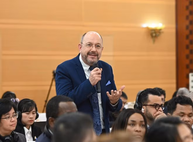 El embajador de Suiza, Thomas Gass, interviene en la cita (Foto: VNA)